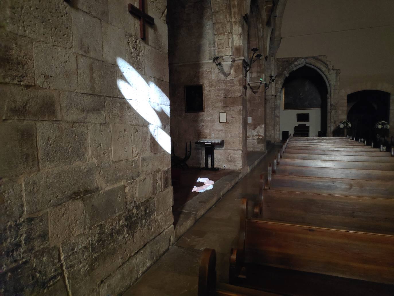 Ante la llegada de la festividad del titular de la céntrica e histórica parroquia de la ciudad ocho orificios situados en el ábside, dentro de la cruz de San Juan, generan una «flor o cruz solar» que ilumina el templo.