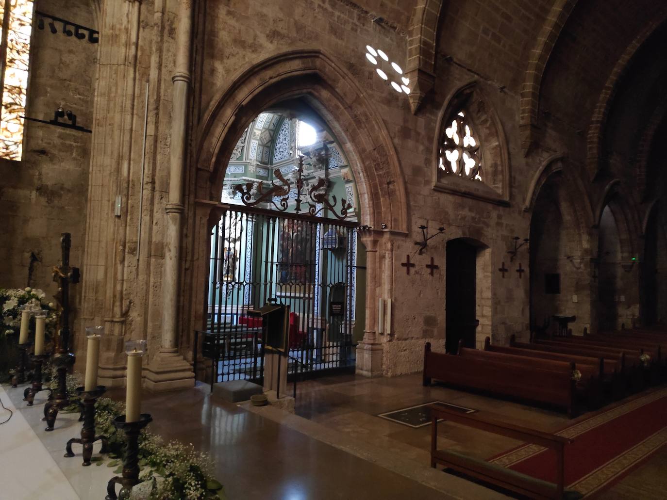 Ante la llegada de la festividad del titular de la céntrica e histórica parroquia de la ciudad ocho orificios situados en el ábside, dentro de la cruz de San Juan, generan una «flor o cruz solar» que ilumina el templo.