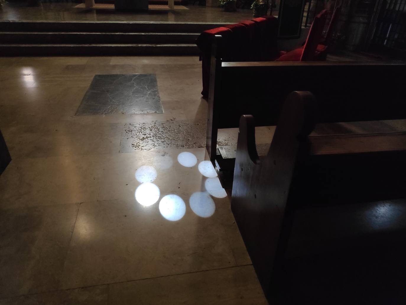 Ante la llegada de la festividad del titular de la céntrica e histórica parroquia de la ciudad ocho orificios situados en el ábside, dentro de la cruz de San Juan, generan una «flor o cruz solar» que ilumina el templo.