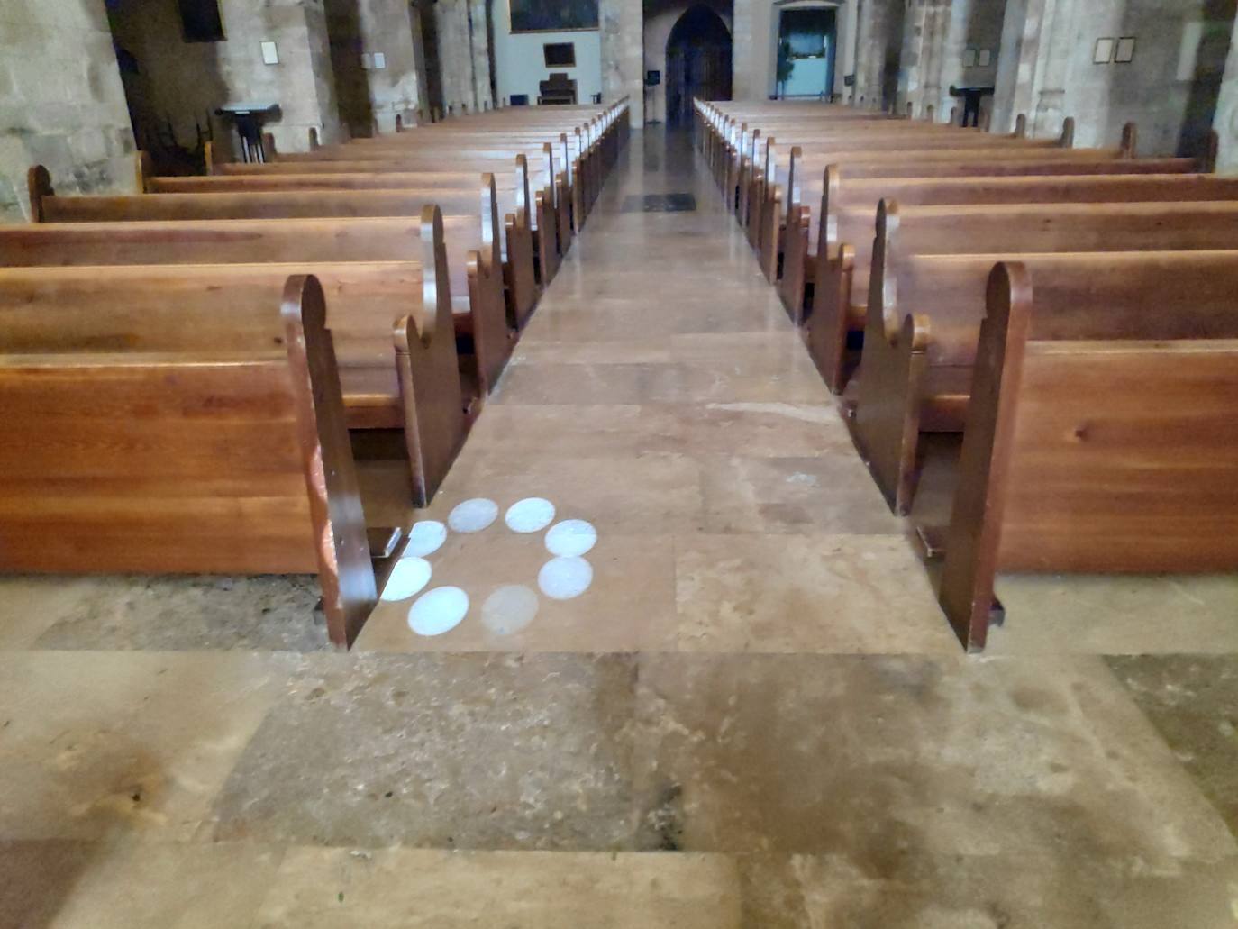 Ante la llegada de la festividad del titular de la céntrica e histórica parroquia de la ciudad ocho orificios situados en el ábside, dentro de la cruz de San Juan, generan una «flor o cruz solar» que ilumina el templo.
