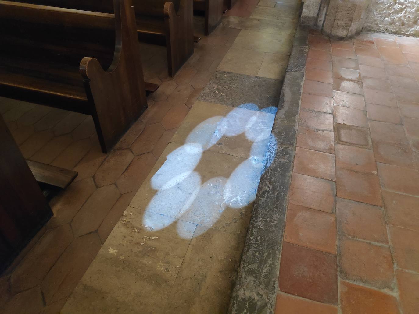 Ante la llegada de la festividad del titular de la céntrica e histórica parroquia de la ciudad ocho orificios situados en el ábside, dentro de la cruz de San Juan, generan una «flor o cruz solar» que ilumina el templo.