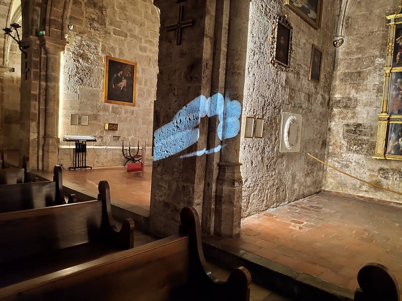 Ante la llegada de la festividad del titular de la céntrica e histórica parroquia de la ciudad ocho orificios situados en el ábside, dentro de la cruz de San Juan, generan una «flor o cruz solar» que ilumina el templo.