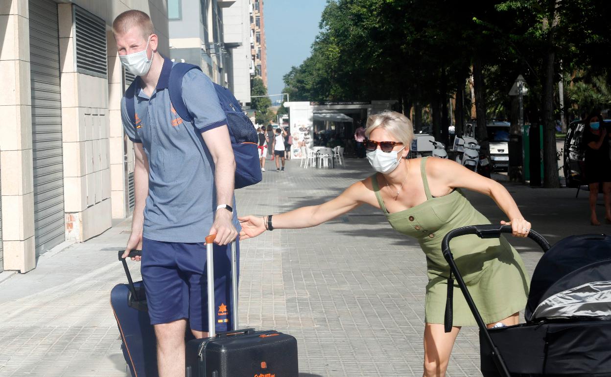 Brock Motum llega al hotel en compañía de su esposa y de su hijo Maverick.