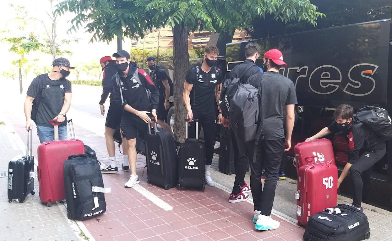 Los jugadores del Baskonia, con mascarilla, a la llegada al hotel.