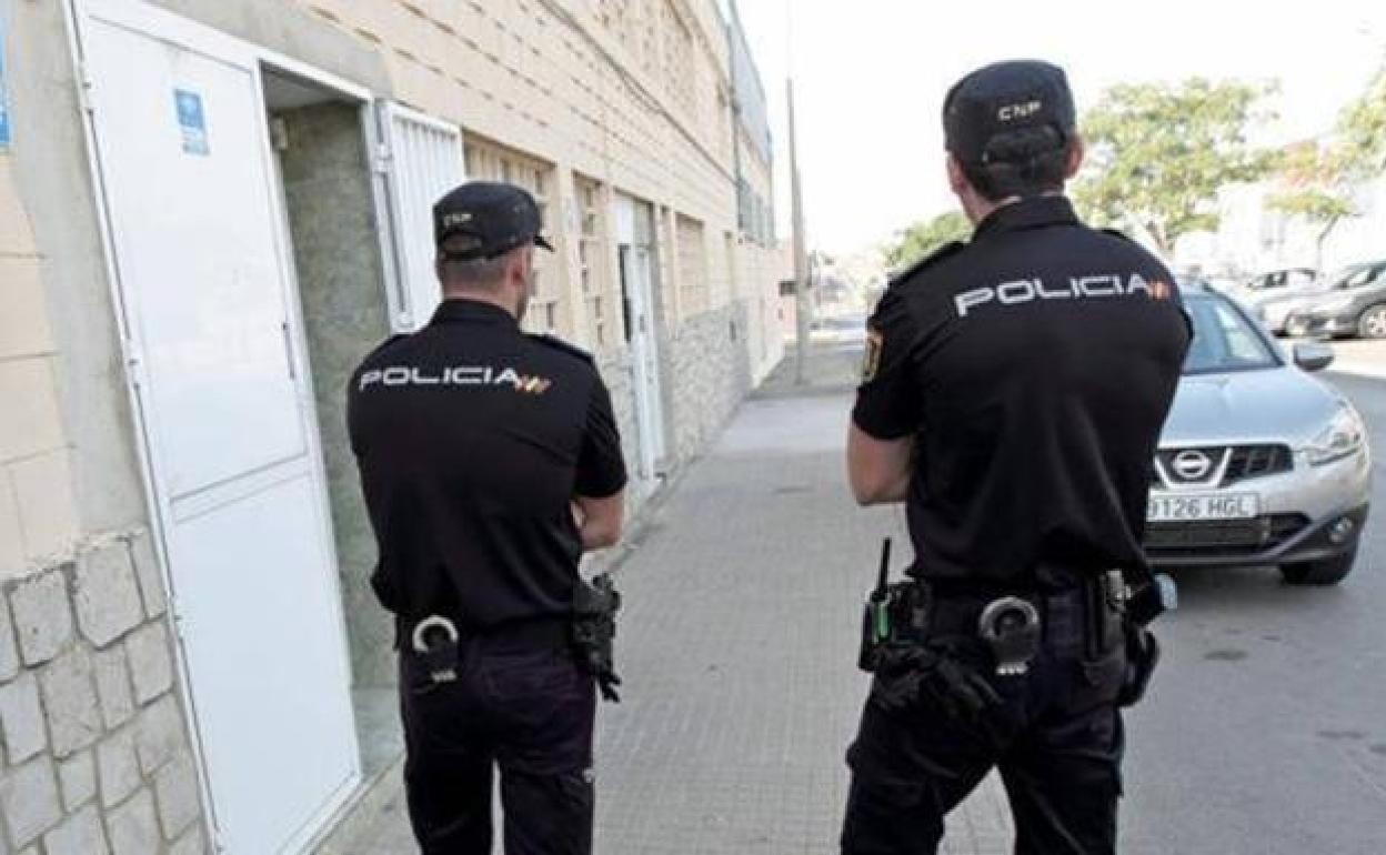 Dos agentes de la Policía Nacional. 