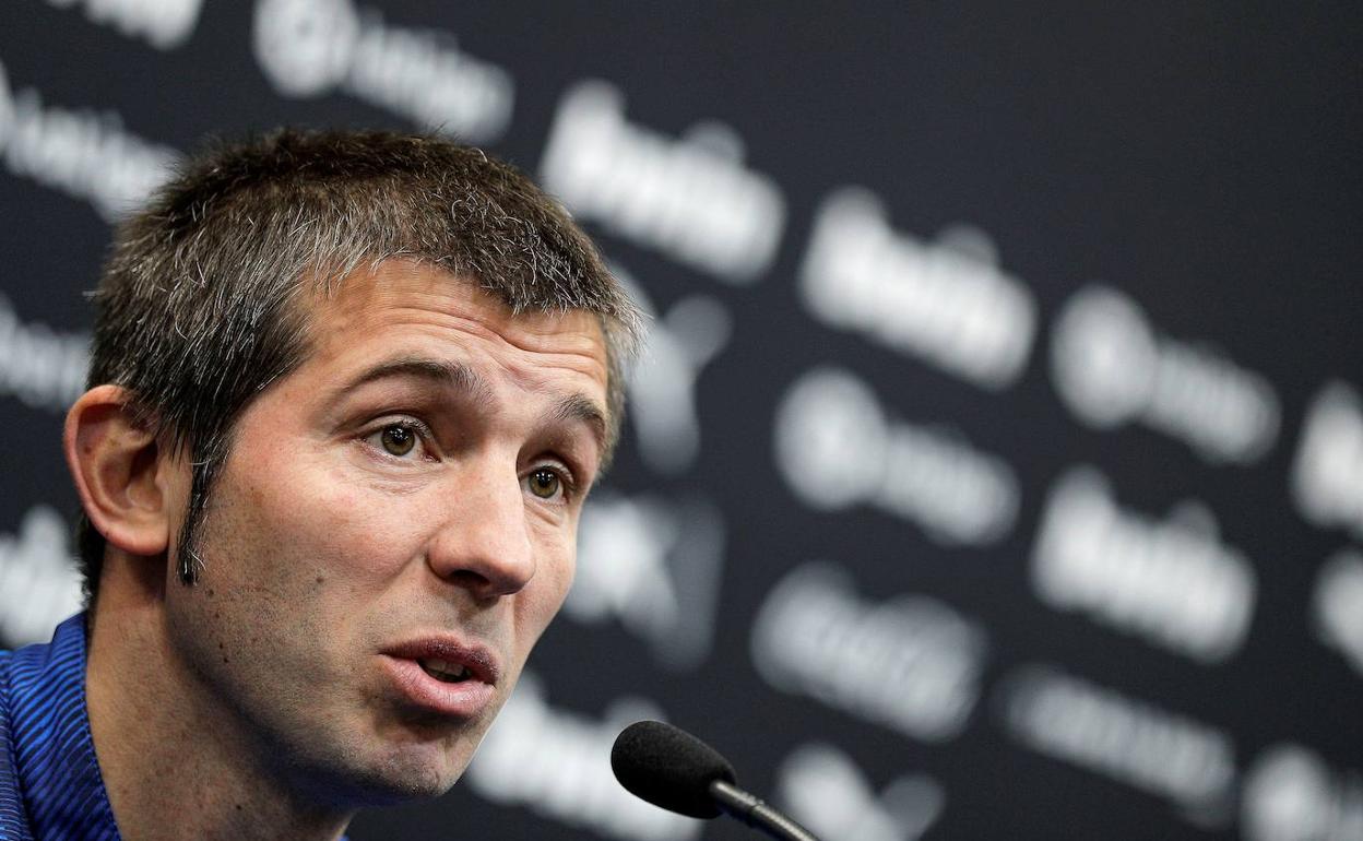 Albert Celades, en una rueda de prensa presencial antes del parón del fútbol por el Covid-19. 