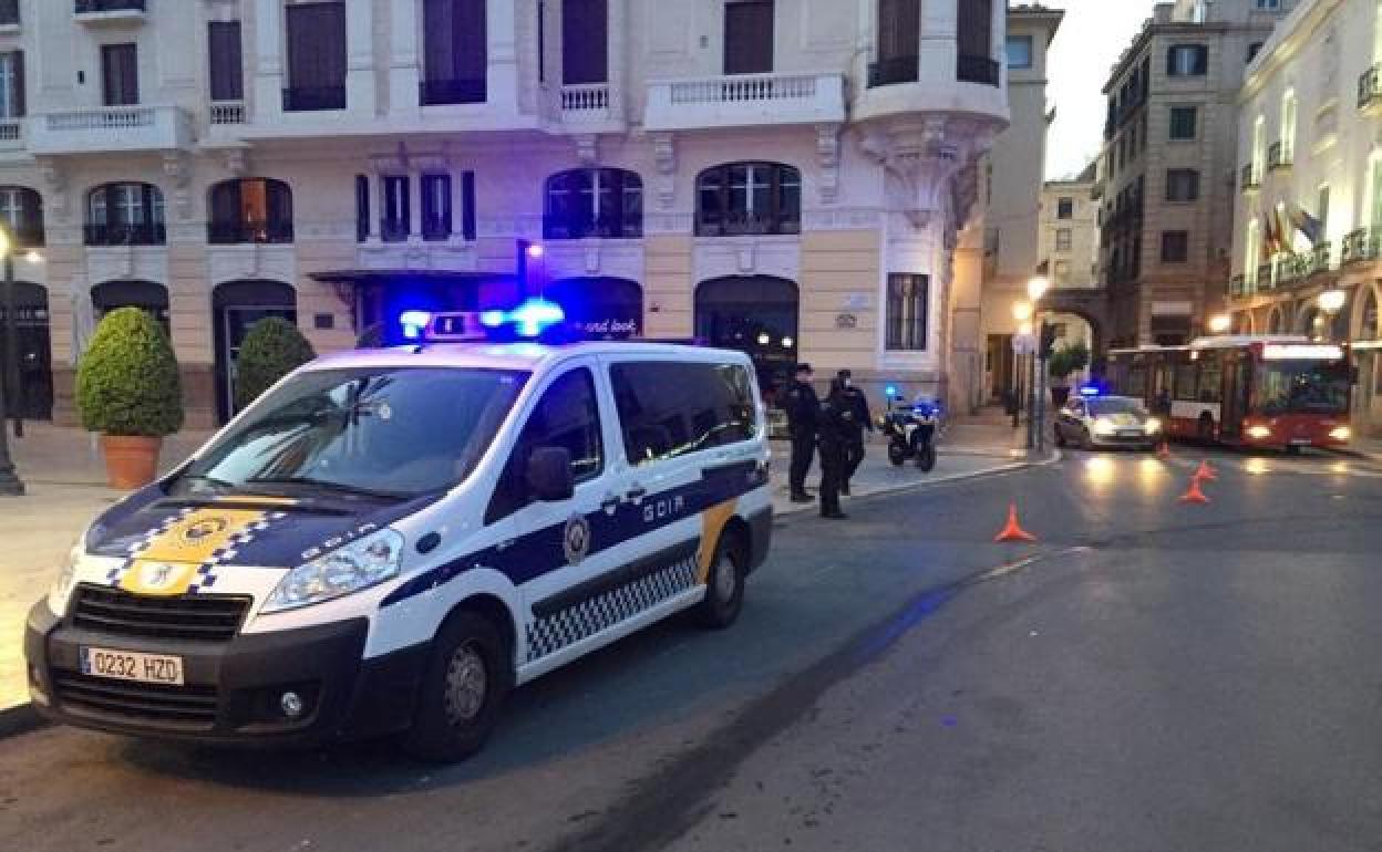 Un control policial en la Plaza del Mar de Alicante.