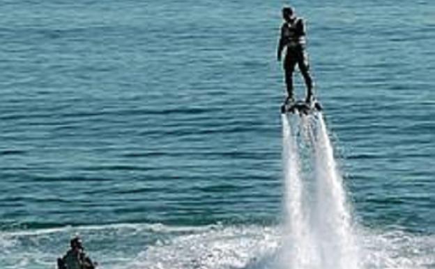 Vuela sobre el mar de la playa de Gandía.