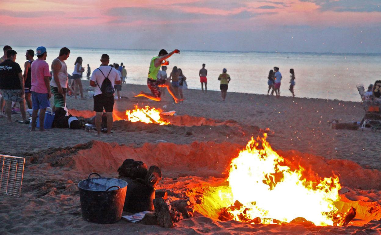 Imagen de archivo de la Nit de Sant Joan en la playa de Dénia. 