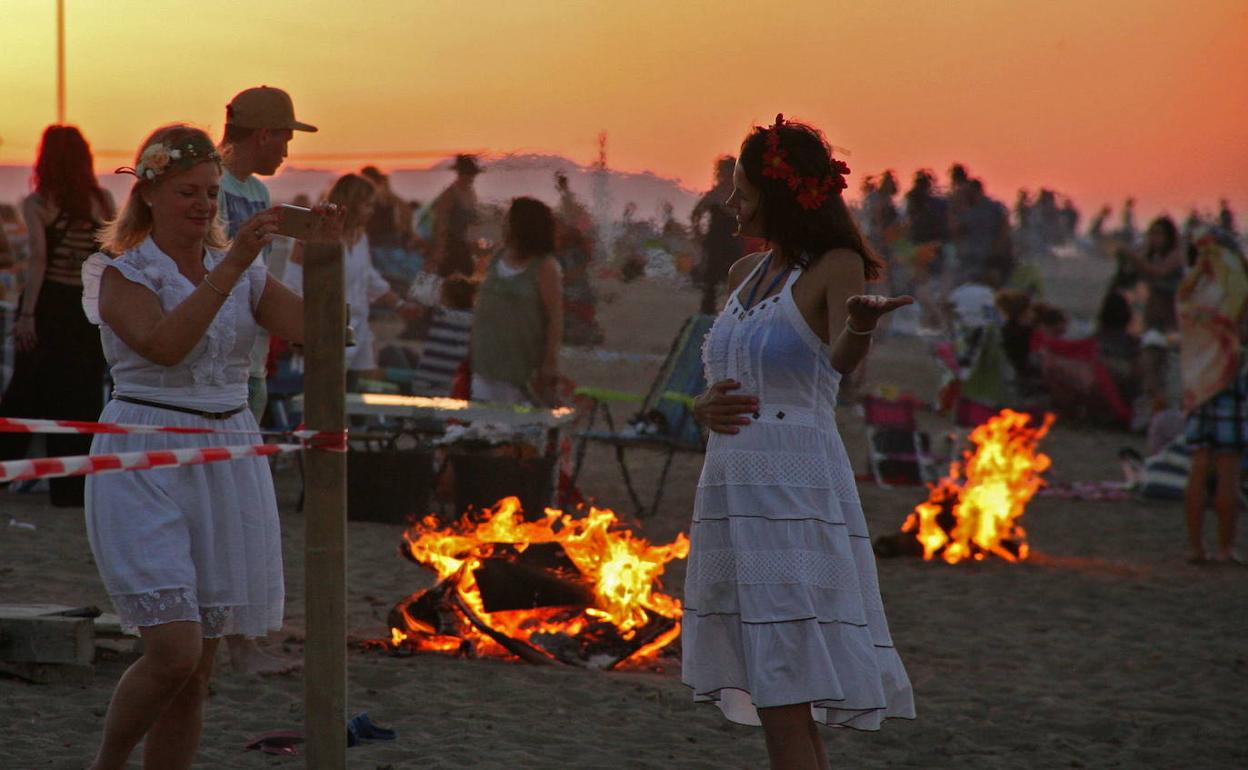 Celebración de la Nit de Sant Joan en las playas de Dénia.