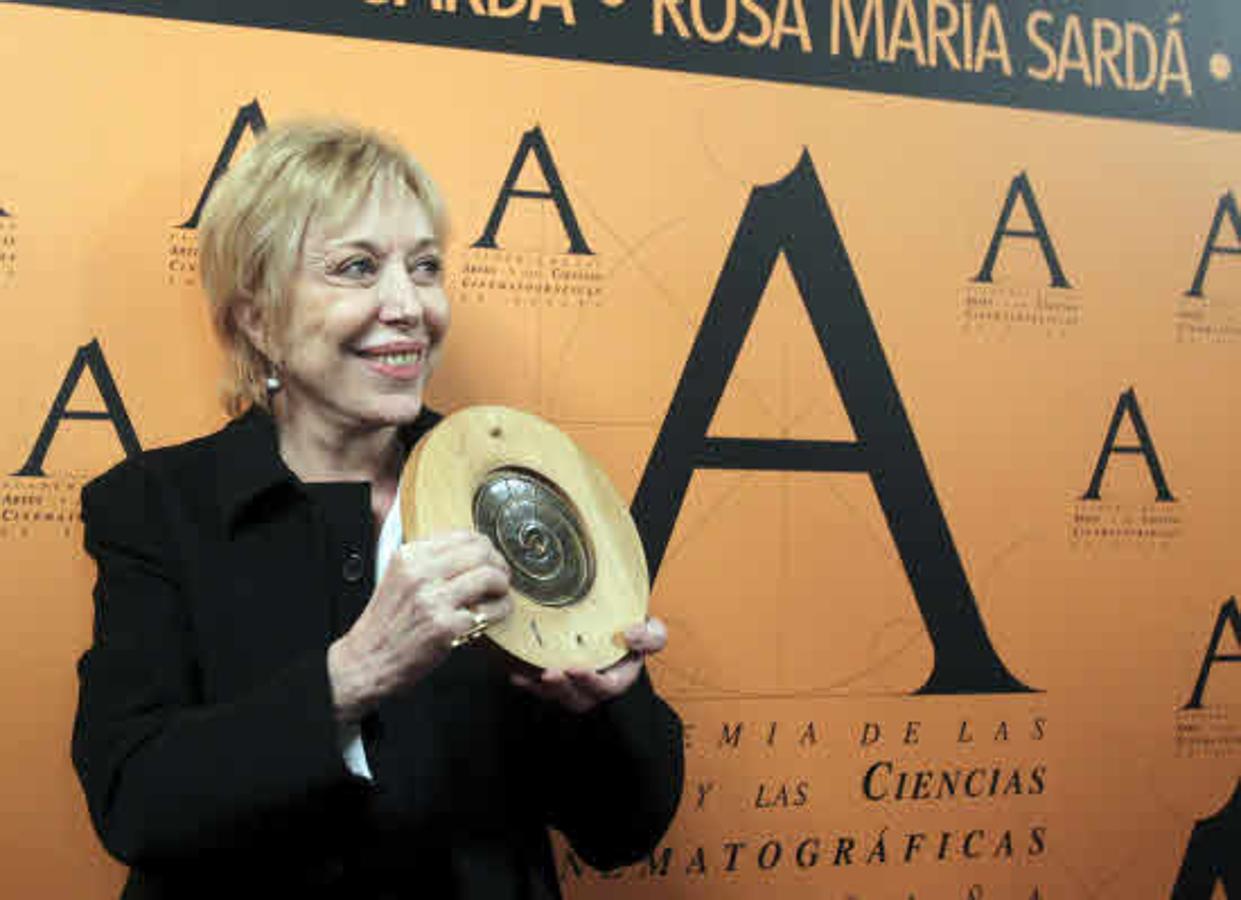 Rosa María Sardá muestra la Medalla de Oro de la Academia de las Artes y las Ciencias Cinematográficas de España