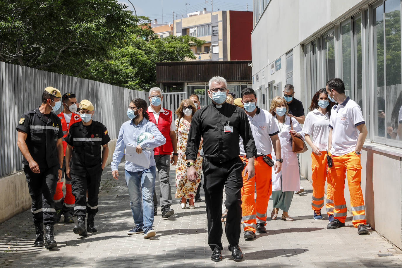 Con motivo del regreso del fútbol, LAS PROVINCIAS ha querido formar su propio once de trabajadores, un equipo de lo más especial integrado por los héroes de la pandemia. Este equipo se ha enfrentado cuerpo a cuerpo con el enemigo silencioso que ha sido y, continúa siendo, el coronavirus. La alineación está formada por miembros de la UME (Unidad Militar de Emergencias), docentes, voluntarios y sanitarios. Algunos de ellos consideran que la vuelta de la Liga es un bálsamo, otros habrían preferido esperar a septiembre y temen rebrotes si hay público en los estadios. 