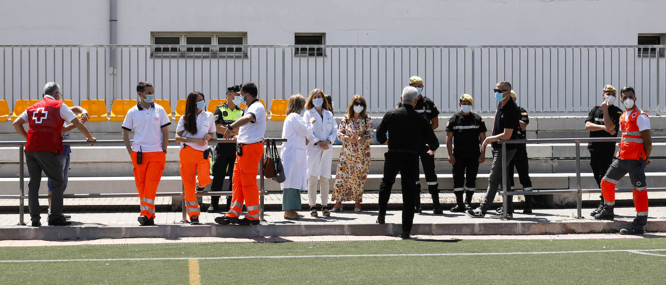 Con motivo del regreso del fútbol, LAS PROVINCIAS ha querido formar su propio once de trabajadores, un equipo de lo más especial integrado por los héroes de la pandemia. Este equipo se ha enfrentado cuerpo a cuerpo con el enemigo silencioso que ha sido y, continúa siendo, el coronavirus. La alineación está formada por miembros de la UME (Unidad Militar de Emergencias), docentes, voluntarios y sanitarios. Algunos de ellos consideran que la vuelta de la Liga es un bálsamo, otros habrían preferido esperar a septiembre y temen rebrotes si hay público en los estadios. 