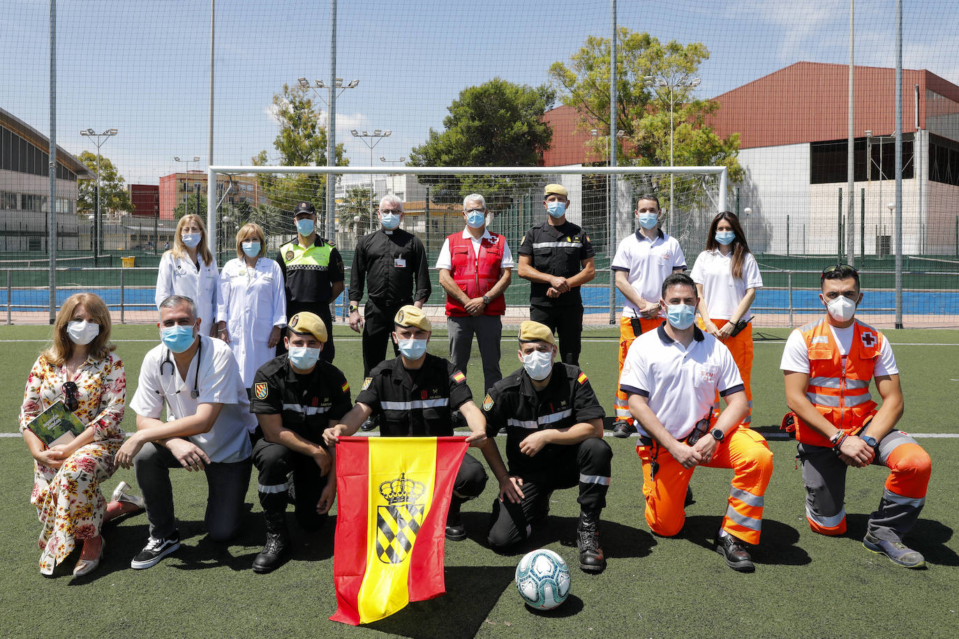 Con motivo del regreso del fútbol, LAS PROVINCIAS ha querido formar su propio once de trabajadores, un equipo de lo más especial integrado por los héroes de la pandemia. Este equipo se ha enfrentado cuerpo a cuerpo con el enemigo silencioso que ha sido y, continúa siendo, el coronavirus. La alineación está formada por miembros de la UME (Unidad Militar de Emergencias), docentes, voluntarios y sanitarios. Algunos de ellos consideran que la vuelta de la Liga es un bálsamo, otros habrían preferido esperar a septiembre y temen rebrotes si hay público en los estadios. 