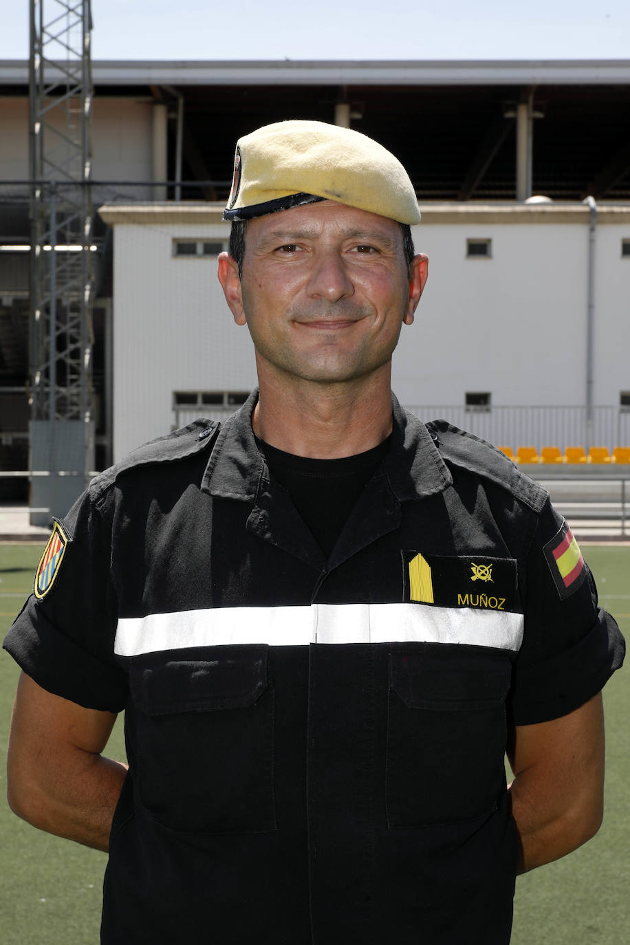 Con motivo del regreso del fútbol, LAS PROVINCIAS ha querido formar su propio once de trabajadores, un equipo de lo más especial integrado por los héroes de la pandemia. Este equipo se ha enfrentado cuerpo a cuerpo con el enemigo silencioso que ha sido y, continúa siendo, el coronavirus. La alineación está formada por miembros de la UME (Unidad Militar de Emergencias), docentes, voluntarios y sanitarios. Algunos de ellos consideran que la vuelta de la Liga es un bálsamo, otros habrían preferido esperar a septiembre y temen rebrotes si hay público en los estadios. 