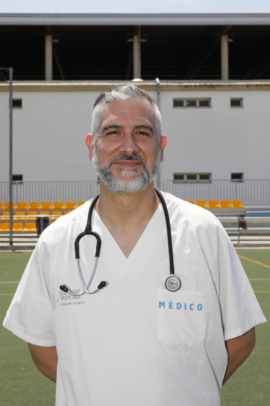 Con motivo del regreso del fútbol, LAS PROVINCIAS ha querido formar su propio once de trabajadores, un equipo de lo más especial integrado por los héroes de la pandemia. Este equipo se ha enfrentado cuerpo a cuerpo con el enemigo silencioso que ha sido y, continúa siendo, el coronavirus. La alineación está formada por miembros de la UME (Unidad Militar de Emergencias), docentes, voluntarios y sanitarios. Algunos de ellos consideran que la vuelta de la Liga es un bálsamo, otros habrían preferido esperar a septiembre y temen rebrotes si hay público en los estadios. 