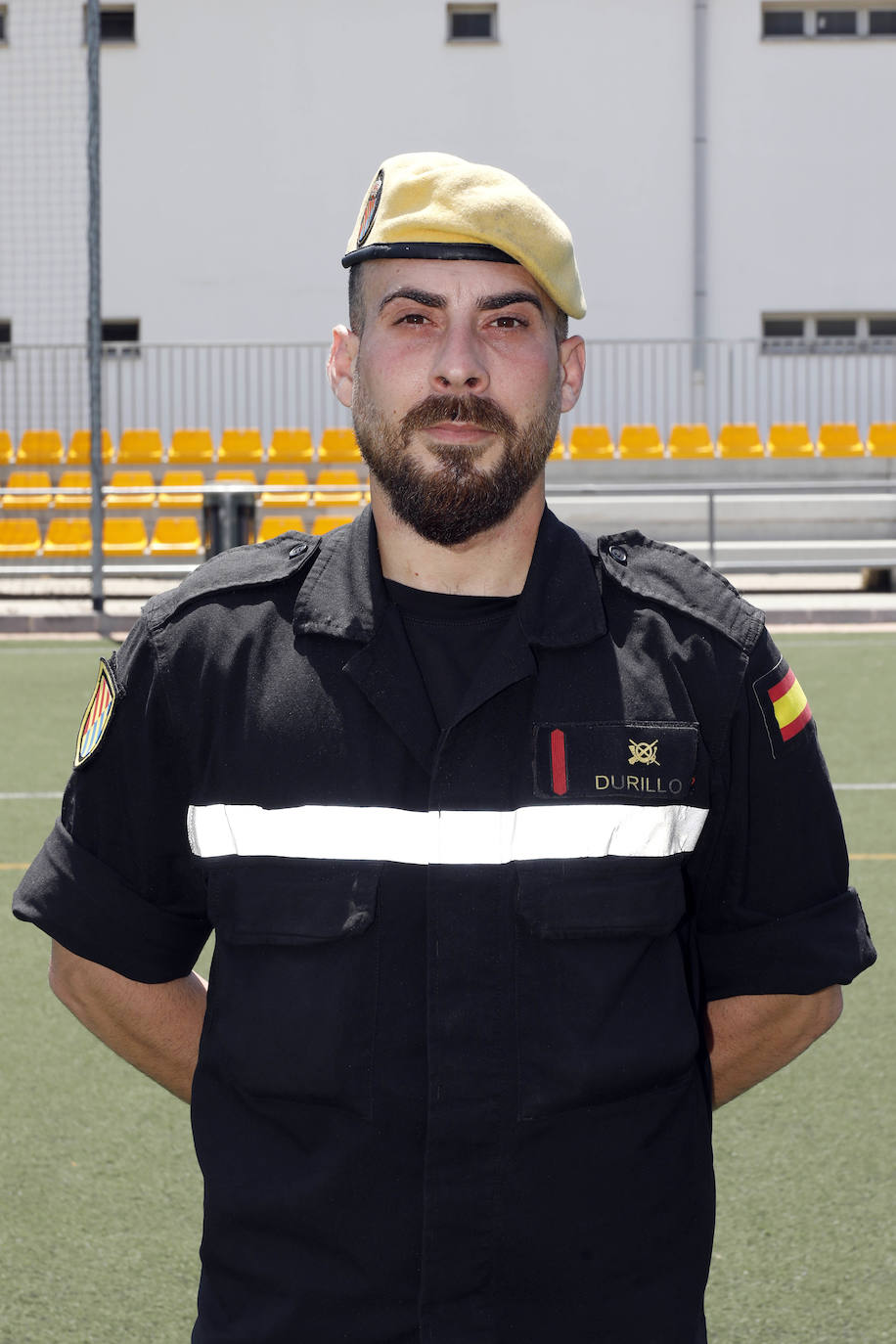 Con motivo del regreso del fútbol, LAS PROVINCIAS ha querido formar su propio once de trabajadores, un equipo de lo más especial integrado por los héroes de la pandemia. Este equipo se ha enfrentado cuerpo a cuerpo con el enemigo silencioso que ha sido y, continúa siendo, el coronavirus. La alineación está formada por miembros de la UME (Unidad Militar de Emergencias), docentes, voluntarios y sanitarios. Algunos de ellos consideran que la vuelta de la Liga es un bálsamo, otros habrían preferido esperar a septiembre y temen rebrotes si hay público en los estadios. 