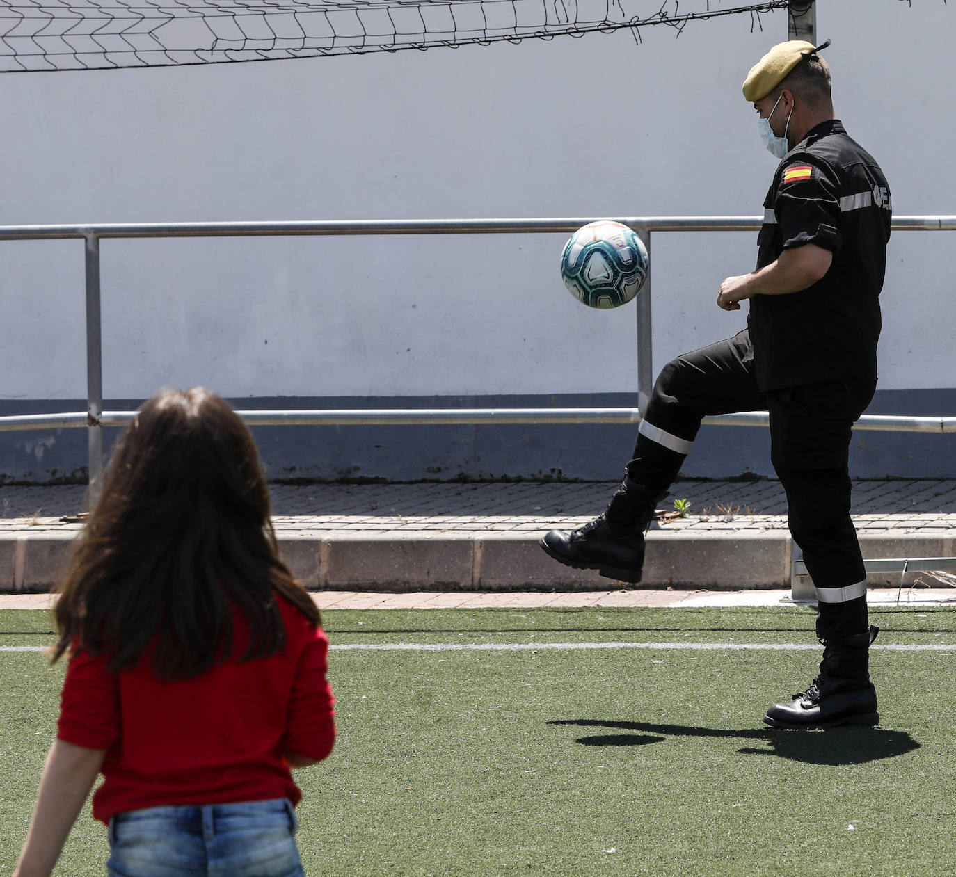 Con motivo del regreso del fútbol, LAS PROVINCIAS ha querido formar su propio once de trabajadores, un equipo de lo más especial integrado por los héroes de la pandemia. Este equipo se ha enfrentado cuerpo a cuerpo con el enemigo silencioso que ha sido y, continúa siendo, el coronavirus. La alineación está formada por miembros de la UME (Unidad Militar de Emergencias), docentes, voluntarios y sanitarios. Algunos de ellos consideran que la vuelta de la Liga es un bálsamo, otros habrían preferido esperar a septiembre y temen rebrotes si hay público en los estadios. 