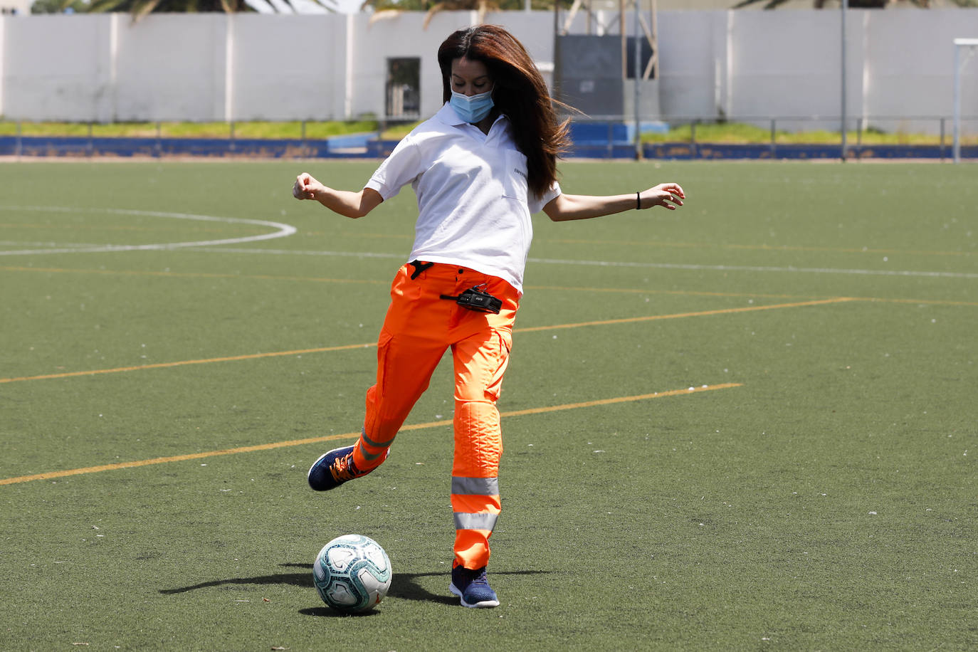 Con motivo del regreso del fútbol, LAS PROVINCIAS ha querido formar su propio once de trabajadores, un equipo de lo más especial integrado por los héroes de la pandemia. Este equipo se ha enfrentado cuerpo a cuerpo con el enemigo silencioso que ha sido y, continúa siendo, el coronavirus. La alineación está formada por miembros de la UME (Unidad Militar de Emergencias), docentes, voluntarios y sanitarios. Algunos de ellos consideran que la vuelta de la Liga es un bálsamo, otros habrían preferido esperar a septiembre y temen rebrotes si hay público en los estadios. 