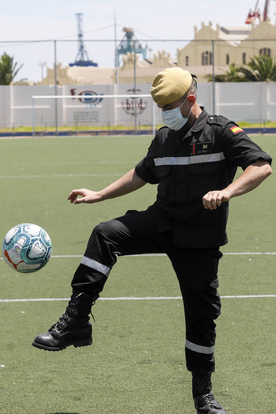 Con motivo del regreso del fútbol, LAS PROVINCIAS ha querido formar su propio once de trabajadores, un equipo de lo más especial integrado por los héroes de la pandemia. Este equipo se ha enfrentado cuerpo a cuerpo con el enemigo silencioso que ha sido y, continúa siendo, el coronavirus. La alineación está formada por miembros de la UME (Unidad Militar de Emergencias), docentes, voluntarios y sanitarios. Algunos de ellos consideran que la vuelta de la Liga es un bálsamo, otros habrían preferido esperar a septiembre y temen rebrotes si hay público en los estadios. 