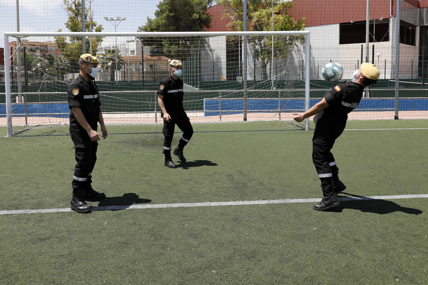 Con motivo del regreso del fútbol, LAS PROVINCIAS ha querido formar su propio once de trabajadores, un equipo de lo más especial integrado por los héroes de la pandemia. Este equipo se ha enfrentado cuerpo a cuerpo con el enemigo silencioso que ha sido y, continúa siendo, el coronavirus. La alineación está formada por miembros de la UME (Unidad Militar de Emergencias), docentes, voluntarios y sanitarios. Algunos de ellos consideran que la vuelta de la Liga es un bálsamo, otros habrían preferido esperar a septiembre y temen rebrotes si hay público en los estadios. 