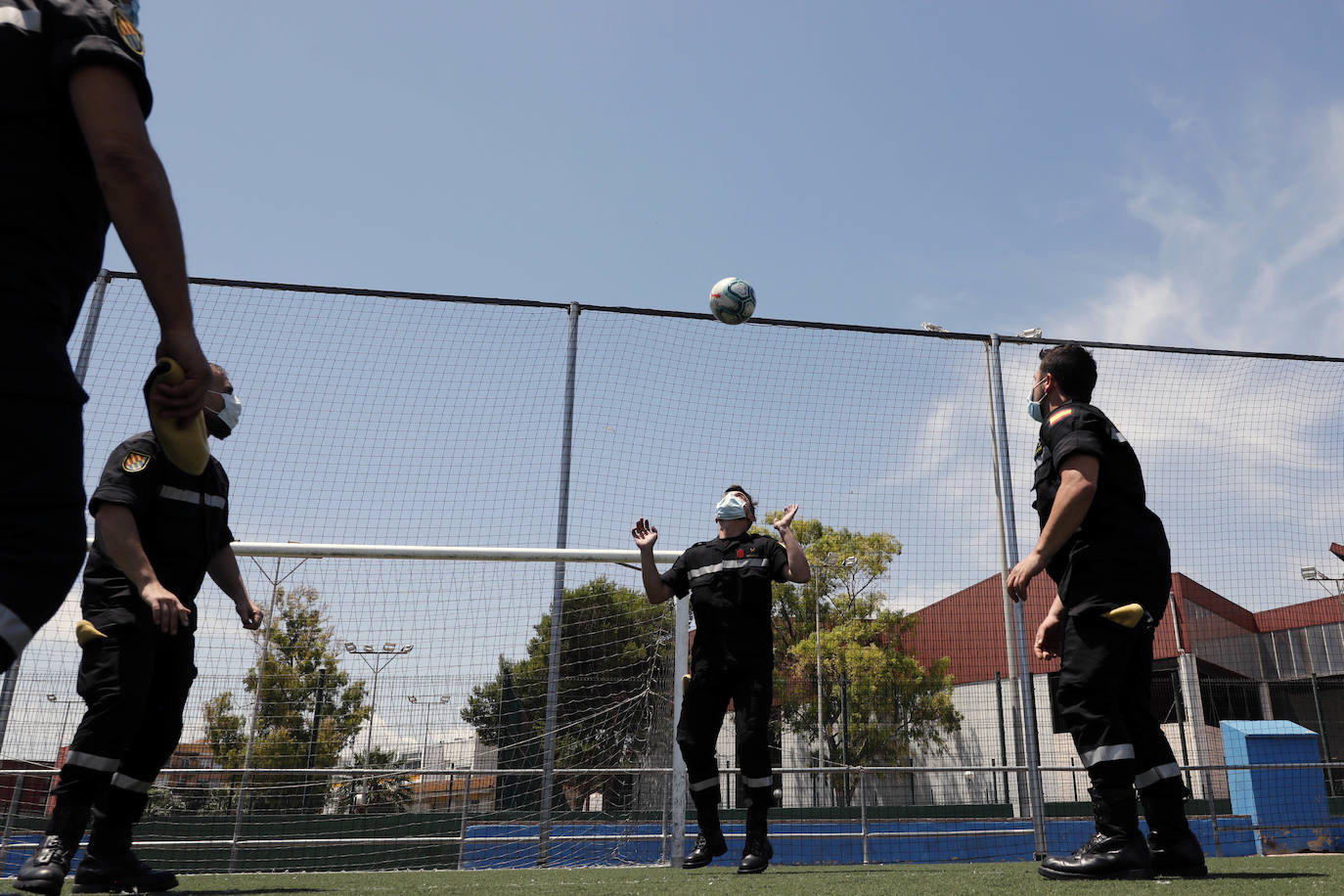 Con motivo del regreso del fútbol, LAS PROVINCIAS ha querido formar su propio once de trabajadores, un equipo de lo más especial integrado por los héroes de la pandemia. Este equipo se ha enfrentado cuerpo a cuerpo con el enemigo silencioso que ha sido y, continúa siendo, el coronavirus. La alineación está formada por miembros de la UME (Unidad Militar de Emergencias), docentes, voluntarios y sanitarios. Algunos de ellos consideran que la vuelta de la Liga es un bálsamo, otros habrían preferido esperar a septiembre y temen rebrotes si hay público en los estadios. 