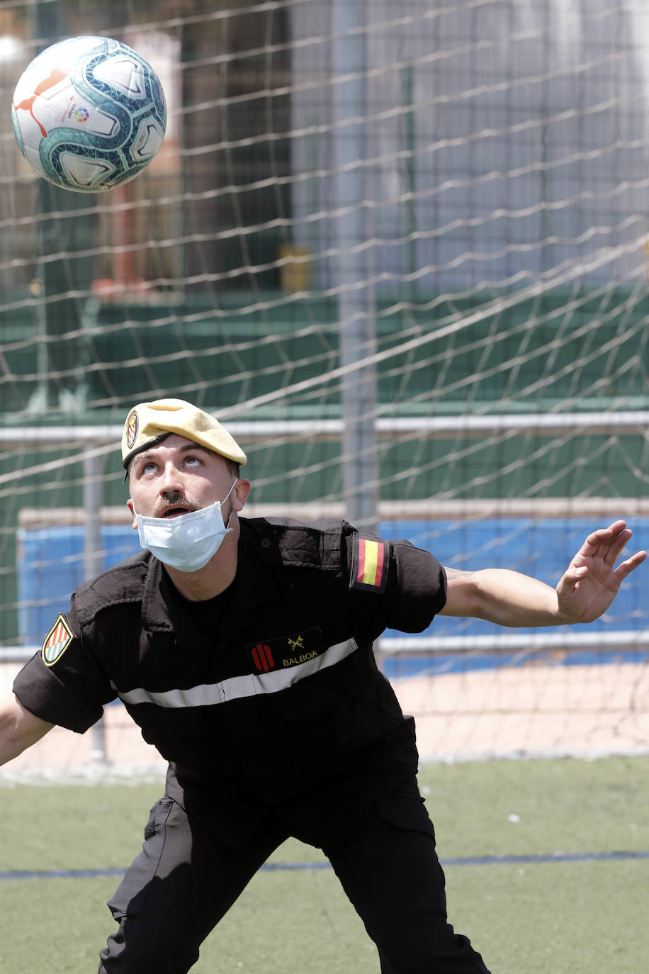 Con motivo del regreso del fútbol, LAS PROVINCIAS ha querido formar su propio once de trabajadores, un equipo de lo más especial integrado por los héroes de la pandemia. Este equipo se ha enfrentado cuerpo a cuerpo con el enemigo silencioso que ha sido y, continúa siendo, el coronavirus. La alineación está formada por miembros de la UME (Unidad Militar de Emergencias), docentes, voluntarios y sanitarios. Algunos de ellos consideran que la vuelta de la Liga es un bálsamo, otros habrían preferido esperar a septiembre y temen rebrotes si hay público en los estadios. 