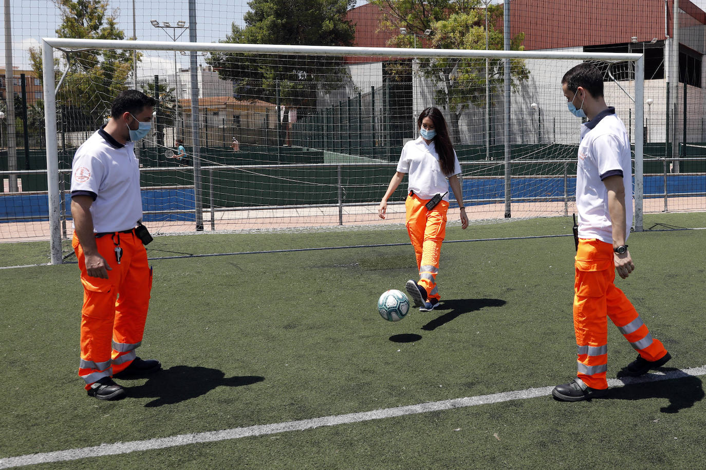 Con motivo del regreso del fútbol, LAS PROVINCIAS ha querido formar su propio once de trabajadores, un equipo de lo más especial integrado por los héroes de la pandemia. Este equipo se ha enfrentado cuerpo a cuerpo con el enemigo silencioso que ha sido y, continúa siendo, el coronavirus. La alineación está formada por miembros de la UME (Unidad Militar de Emergencias), docentes, voluntarios y sanitarios. Algunos de ellos consideran que la vuelta de la Liga es un bálsamo, otros habrían preferido esperar a septiembre y temen rebrotes si hay público en los estadios. 