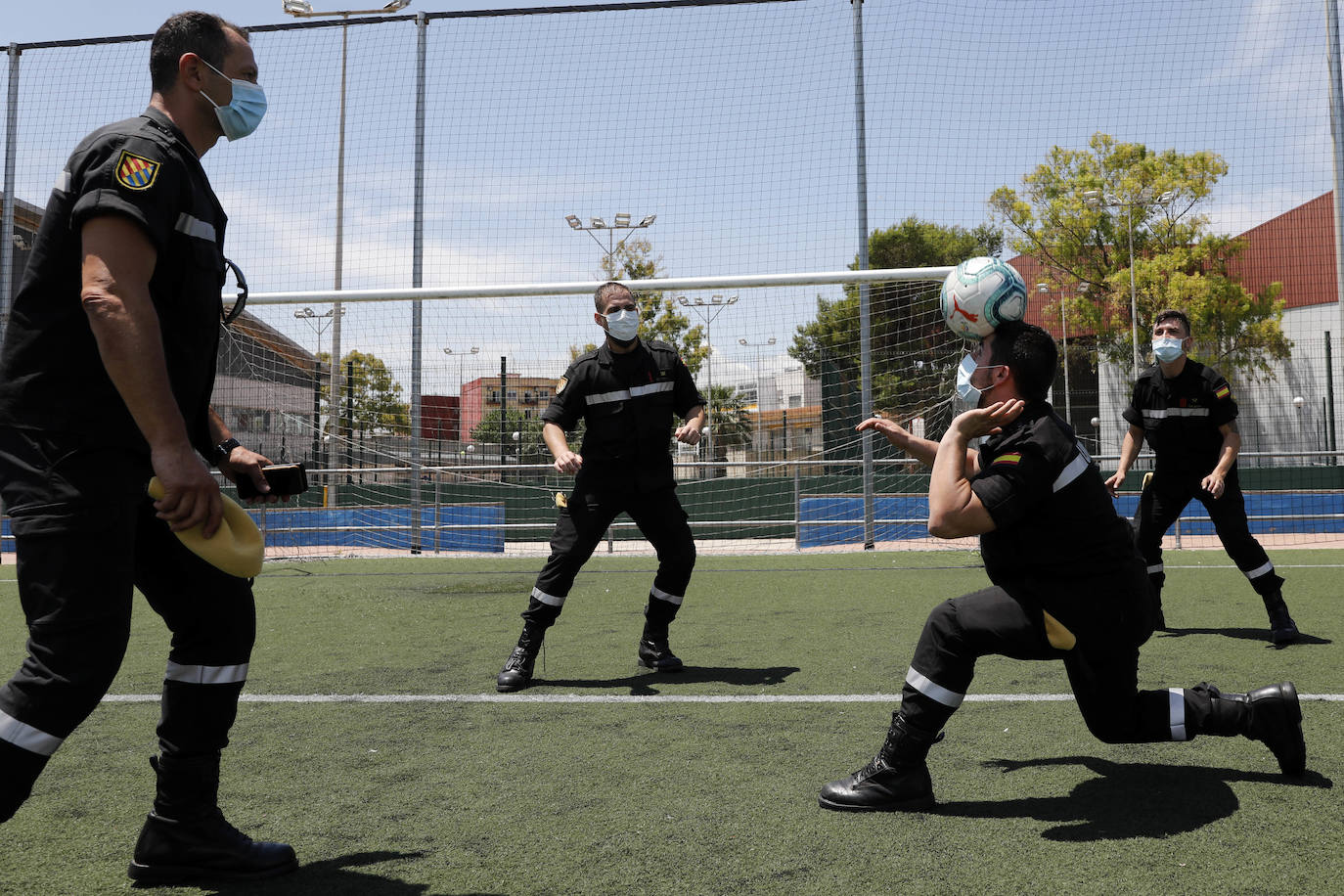 Con motivo del regreso del fútbol, LAS PROVINCIAS ha querido formar su propio once de trabajadores, un equipo de lo más especial integrado por los héroes de la pandemia. Este equipo se ha enfrentado cuerpo a cuerpo con el enemigo silencioso que ha sido y, continúa siendo, el coronavirus. La alineación está formada por miembros de la UME (Unidad Militar de Emergencias), docentes, voluntarios y sanitarios. Algunos de ellos consideran que la vuelta de la Liga es un bálsamo, otros habrían preferido esperar a septiembre y temen rebrotes si hay público en los estadios. 