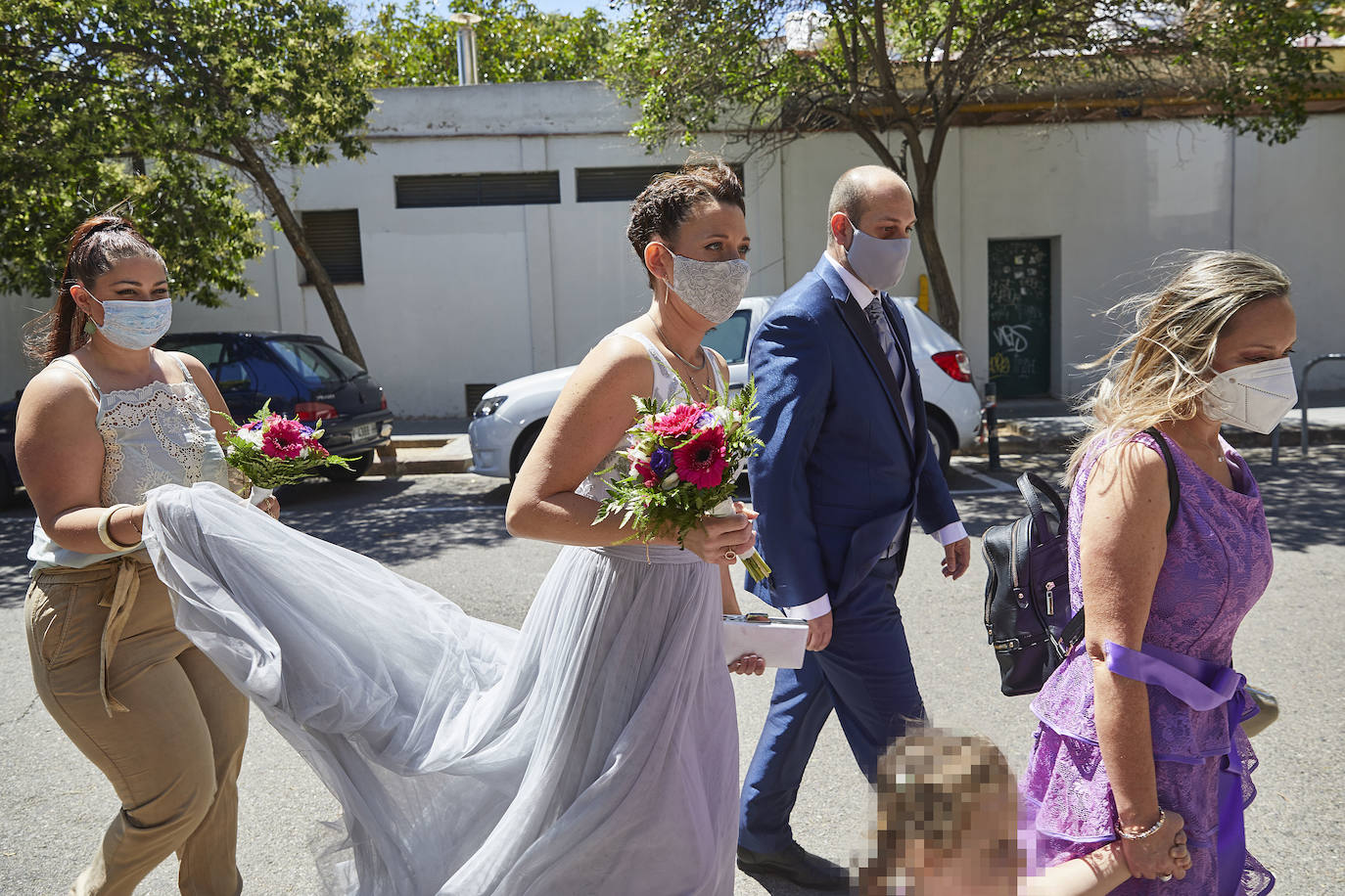 El Covid-19 y las restricciones sociales no han vencido al amor. El Palacete de Monforte reabrió el viernes sus puertas para albergar de nuevo la celebración de bodas civiles. Los primeros novios confiesan que no se imaginaban darse el beso del 'sí quiero' con mascarilla y posponen el banquete y el viaje. 