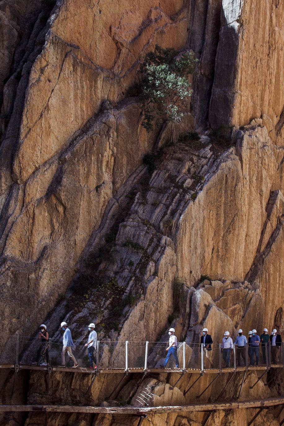 El Caminito del Rey, un sendero con una pasarela colgante de casi tres kilómetros que alcanza 105 metros de altura en el Desfiladero de los Gaitanes (Málaga) ha vuelto a abrir este viernes con 8.000 entradas vendidas, aunque solo podrá acoger a la mitad de su aforo habitual -550 personas diarias- por la crisis sanitaria del COVID-19. El Caminito del Rey fue incluido en el top five de destinos «apasionantes» por la prestigiosa guía Lonely Planet. El periódico The Guardian lo definió como «un entorno que le dejará sin respiración». 