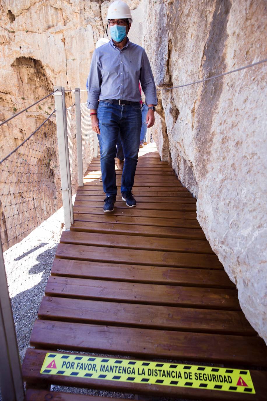 El Caminito del Rey, un sendero con una pasarela colgante de casi tres kilómetros que alcanza 105 metros de altura en el Desfiladero de los Gaitanes (Málaga) ha vuelto a abrir este viernes con 8.000 entradas vendidas, aunque solo podrá acoger a la mitad de su aforo habitual -550 personas diarias- por la crisis sanitaria del COVID-19. El Caminito del Rey fue incluido en el top five de destinos «apasionantes» por la prestigiosa guía Lonely Planet. El periódico The Guardian lo definió como «un entorno que le dejará sin respiración». 