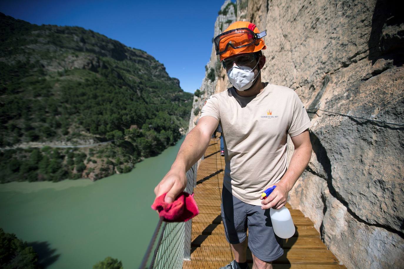 El Caminito del Rey, un sendero con una pasarela colgante de casi tres kilómetros que alcanza 105 metros de altura en el Desfiladero de los Gaitanes (Málaga) ha vuelto a abrir este viernes con 8.000 entradas vendidas, aunque solo podrá acoger a la mitad de su aforo habitual -550 personas diarias- por la crisis sanitaria del COVID-19. El Caminito del Rey fue incluido en el top five de destinos «apasionantes» por la prestigiosa guía Lonely Planet. El periódico The Guardian lo definió como «un entorno que le dejará sin respiración». 