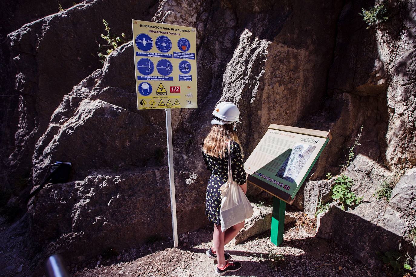 El Caminito del Rey, un sendero con una pasarela colgante de casi tres kilómetros que alcanza 105 metros de altura en el Desfiladero de los Gaitanes (Málaga) ha vuelto a abrir este viernes con 8.000 entradas vendidas, aunque solo podrá acoger a la mitad de su aforo habitual -550 personas diarias- por la crisis sanitaria del COVID-19. El Caminito del Rey fue incluido en el top five de destinos «apasionantes» por la prestigiosa guía Lonely Planet. El periódico The Guardian lo definió como «un entorno que le dejará sin respiración». 