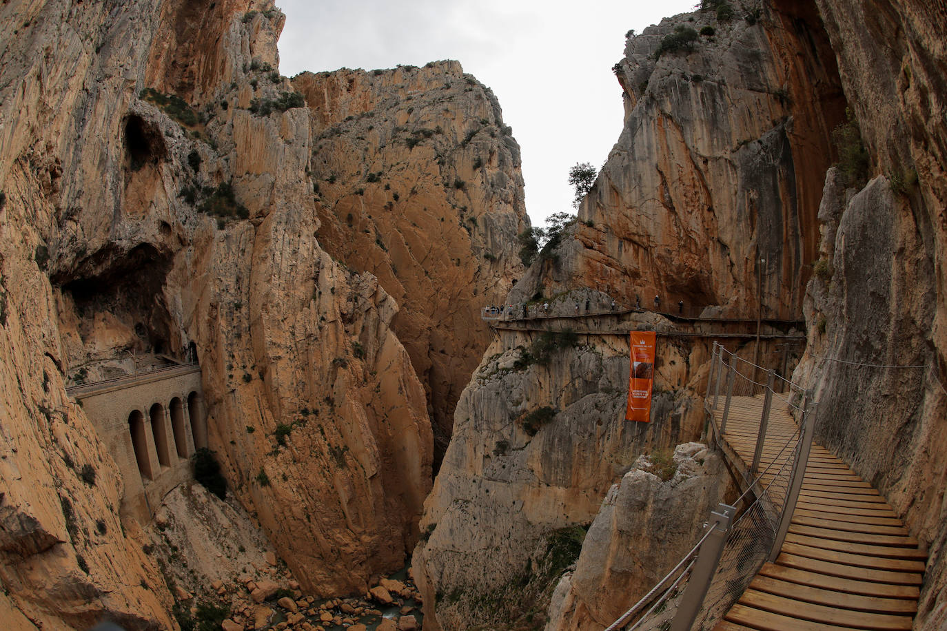 El Caminito del Rey, un sendero con una pasarela colgante de casi tres kilómetros que alcanza 105 metros de altura en el Desfiladero de los Gaitanes (Málaga) ha vuelto a abrir este viernes con 8.000 entradas vendidas, aunque solo podrá acoger a la mitad de su aforo habitual -550 personas diarias- por la crisis sanitaria del COVID-19. El Caminito del Rey fue incluido en el top five de destinos «apasionantes» por la prestigiosa guía Lonely Planet. El periódico The Guardian lo definió como «un entorno que le dejará sin respiración». 