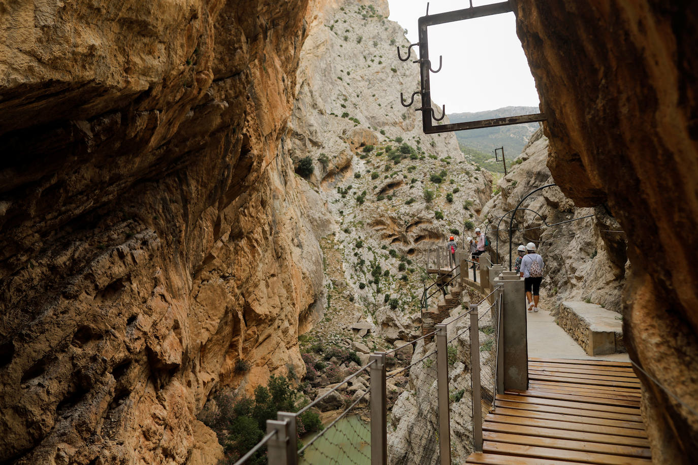 El Caminito del Rey, un sendero con una pasarela colgante de casi tres kilómetros que alcanza 105 metros de altura en el Desfiladero de los Gaitanes (Málaga) ha vuelto a abrir este viernes con 8.000 entradas vendidas, aunque solo podrá acoger a la mitad de su aforo habitual -550 personas diarias- por la crisis sanitaria del COVID-19. El Caminito del Rey fue incluido en el top five de destinos «apasionantes» por la prestigiosa guía Lonely Planet. El periódico The Guardian lo definió como «un entorno que le dejará sin respiración». 