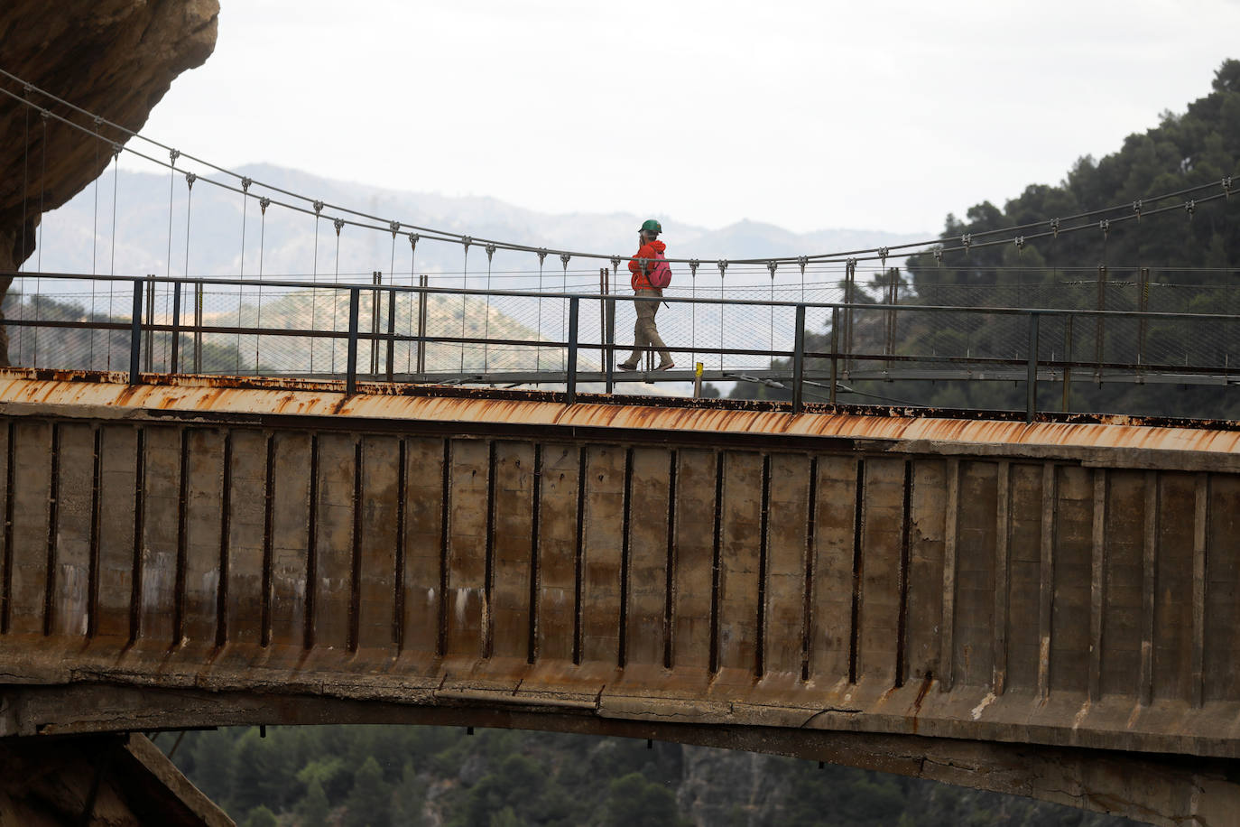 El Caminito del Rey, un sendero con una pasarela colgante de casi tres kilómetros que alcanza 105 metros de altura en el Desfiladero de los Gaitanes (Málaga) ha vuelto a abrir este viernes con 8.000 entradas vendidas, aunque solo podrá acoger a la mitad de su aforo habitual -550 personas diarias- por la crisis sanitaria del COVID-19. El Caminito del Rey fue incluido en el top five de destinos «apasionantes» por la prestigiosa guía Lonely Planet. El periódico The Guardian lo definió como «un entorno que le dejará sin respiración». 