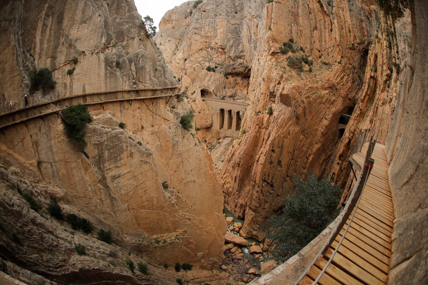 El Caminito del Rey, un sendero con una pasarela colgante de casi tres kilómetros que alcanza 105 metros de altura en el Desfiladero de los Gaitanes (Málaga) ha vuelto a abrir este viernes con 8.000 entradas vendidas, aunque solo podrá acoger a la mitad de su aforo habitual -550 personas diarias- por la crisis sanitaria del COVID-19. El Caminito del Rey fue incluido en el top five de destinos «apasionantes» por la prestigiosa guía Lonely Planet. El periódico The Guardian lo definió como «un entorno que le dejará sin respiración». 