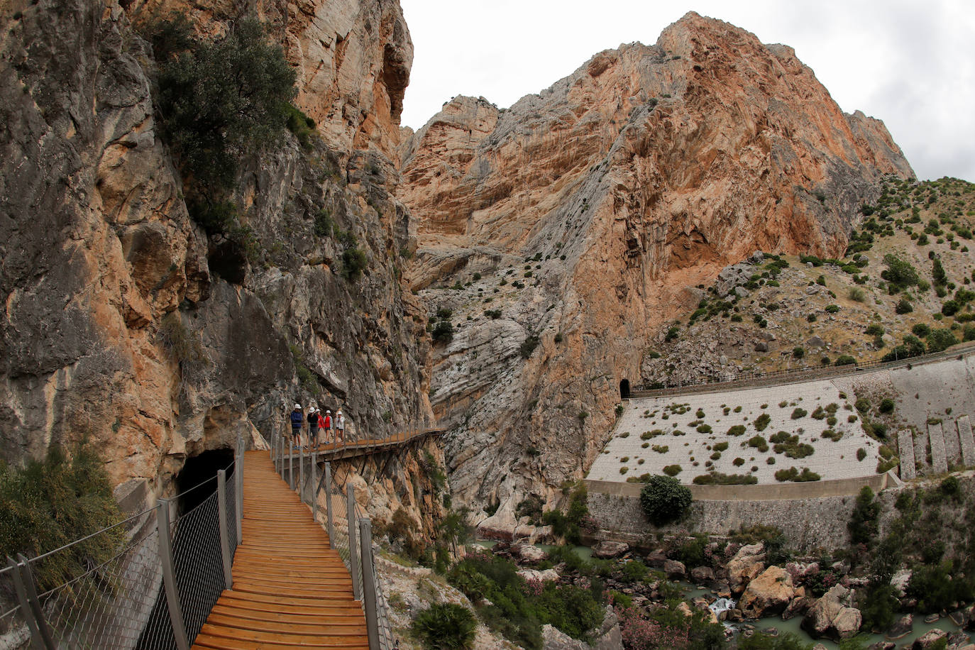 El Caminito del Rey, un sendero con una pasarela colgante de casi tres kilómetros que alcanza 105 metros de altura en el Desfiladero de los Gaitanes (Málaga) ha vuelto a abrir este viernes con 8.000 entradas vendidas, aunque solo podrá acoger a la mitad de su aforo habitual -550 personas diarias- por la crisis sanitaria del COVID-19. El Caminito del Rey fue incluido en el top five de destinos «apasionantes» por la prestigiosa guía Lonely Planet. El periódico The Guardian lo definió como «un entorno que le dejará sin respiración». 