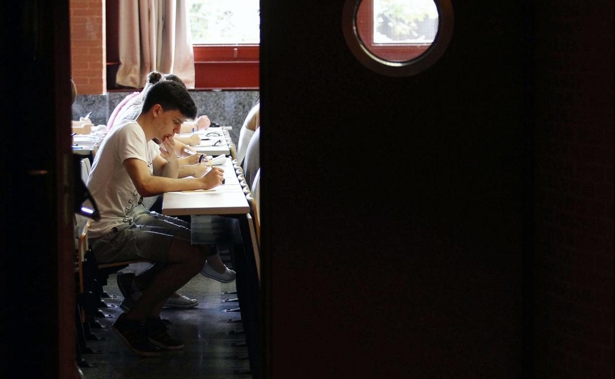 Alumnos en clase realizando una prueba.