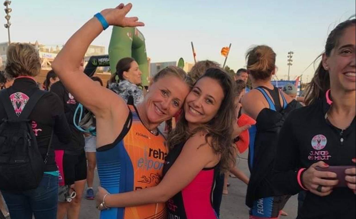 Rosa Zapata, junto a su hija Ainhoa tras finalizar un triatlón en Valencia. 