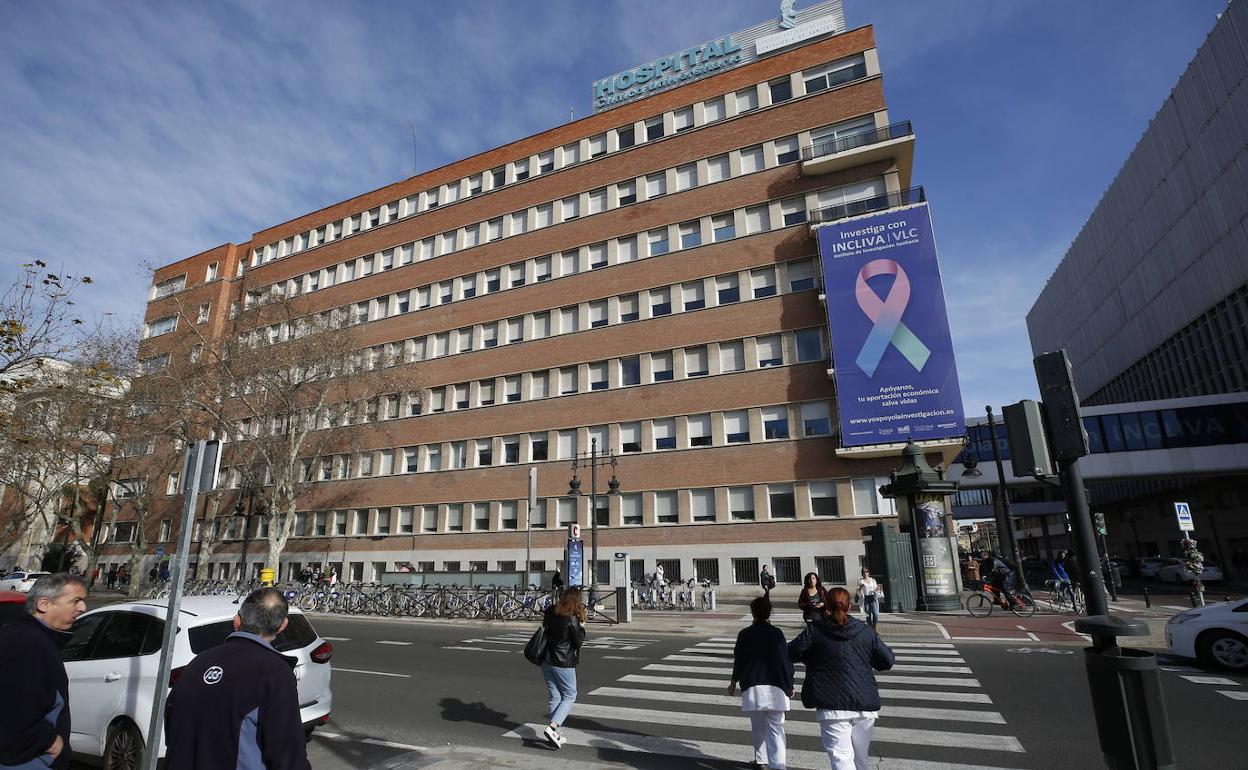 El Clínico de Valencia, primer hospital europeo en implantar una solución pionera contra el dolor crónico