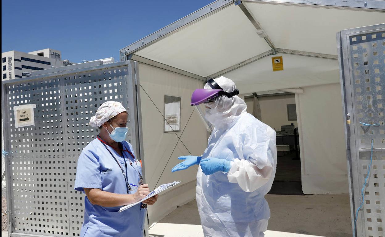 Personal sanitario a la puerta del hospital de campaña de La Fe. 