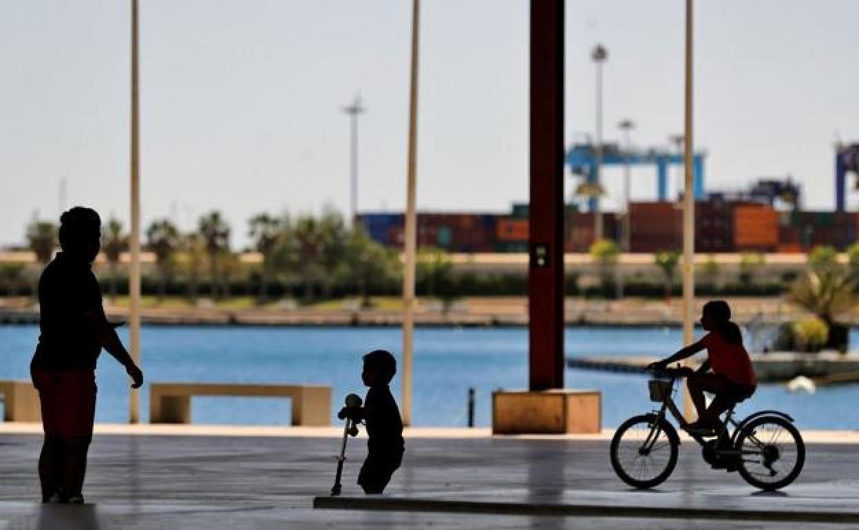 Varios niños juegan en la ciudad de Valencia durante el estado de alarma.