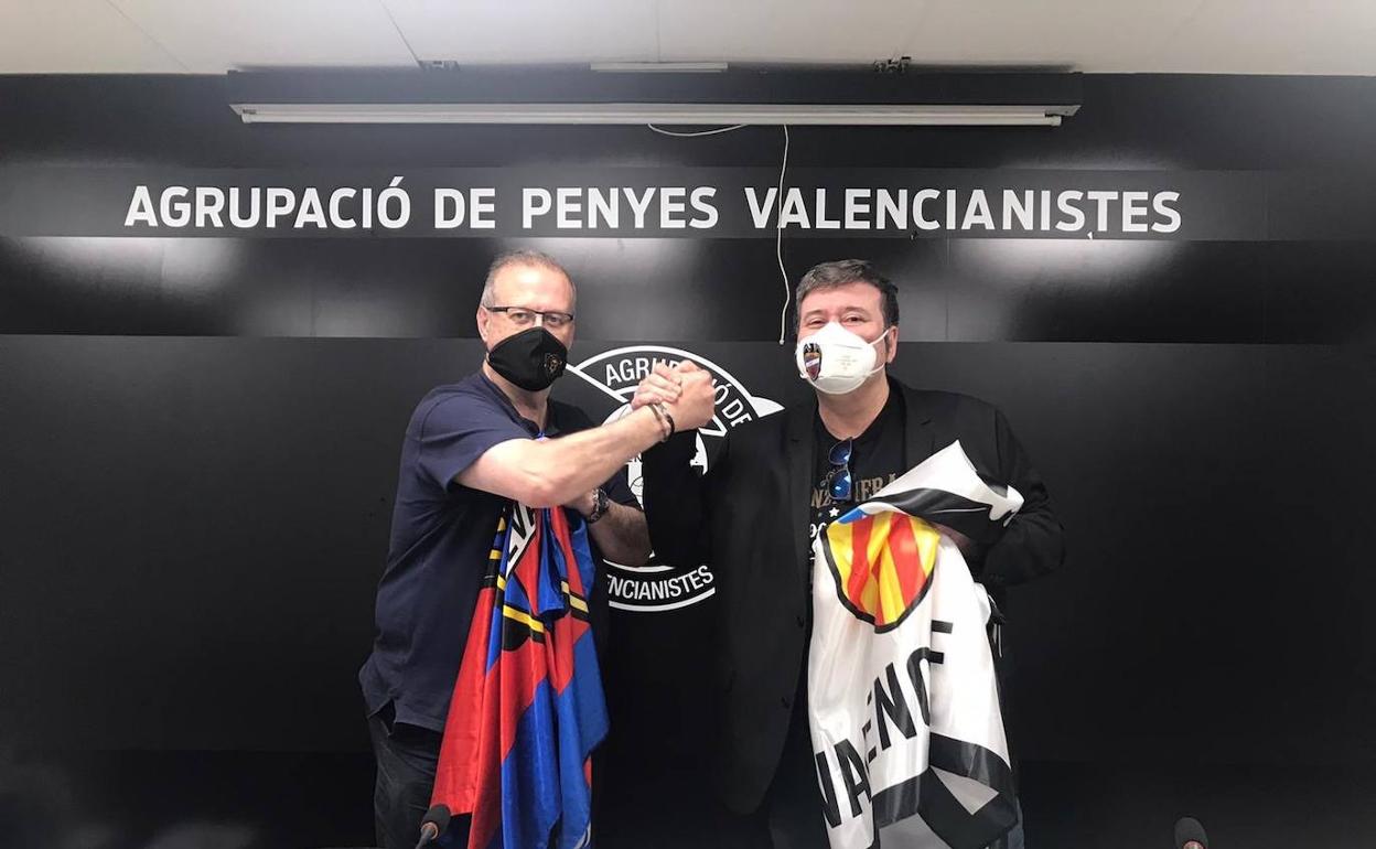 Fede Sagreras y Mikel Barrachina, en la sede de las peñas en Mestalla con las banderas del equipo rival. 