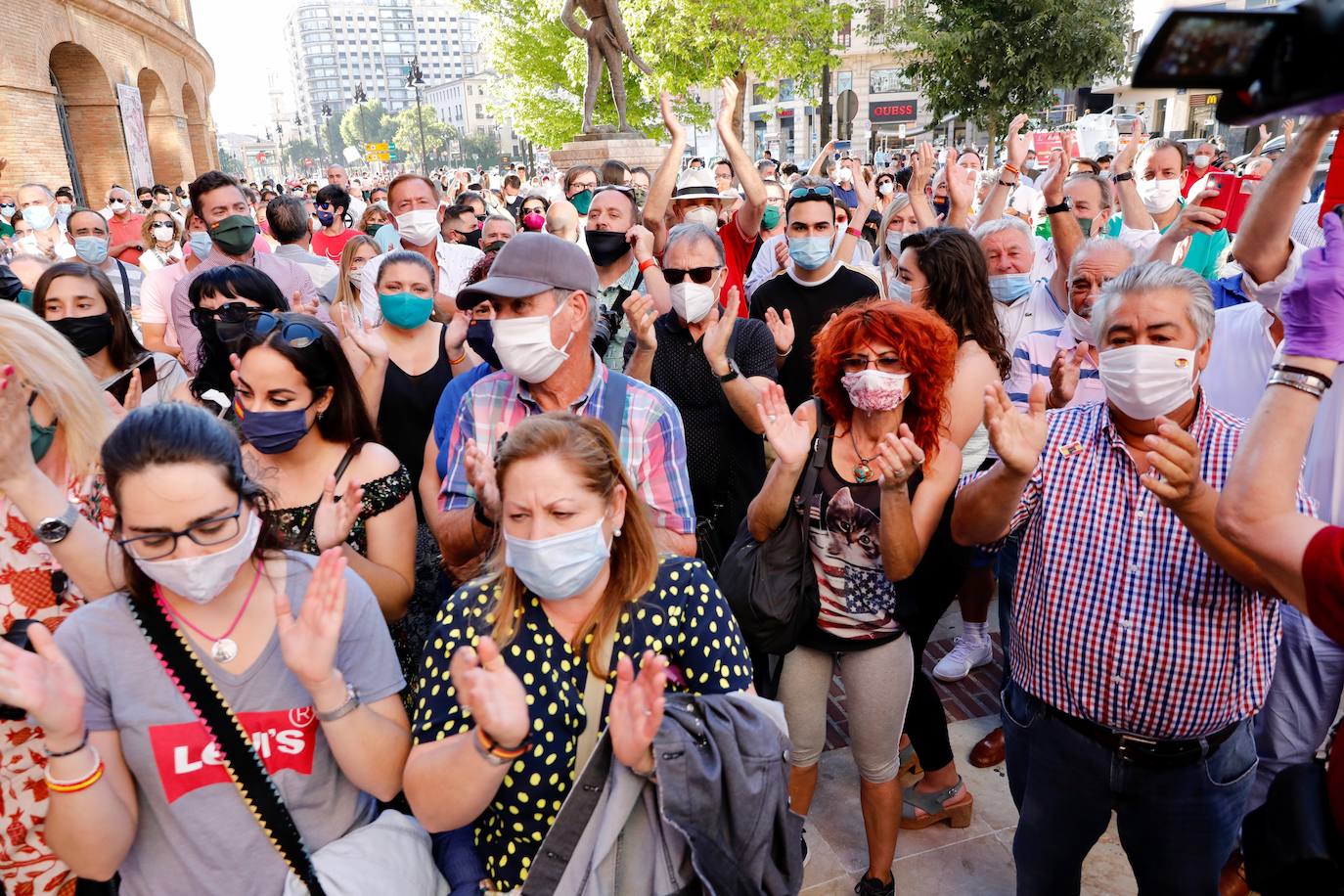 Varios centenares de personas se han concentrado esta tarde frente a la plaza de Toros, arropadas por toreros como Enrique Ponce, Vicente Barrera, El Soro, Román y Jesús Duque