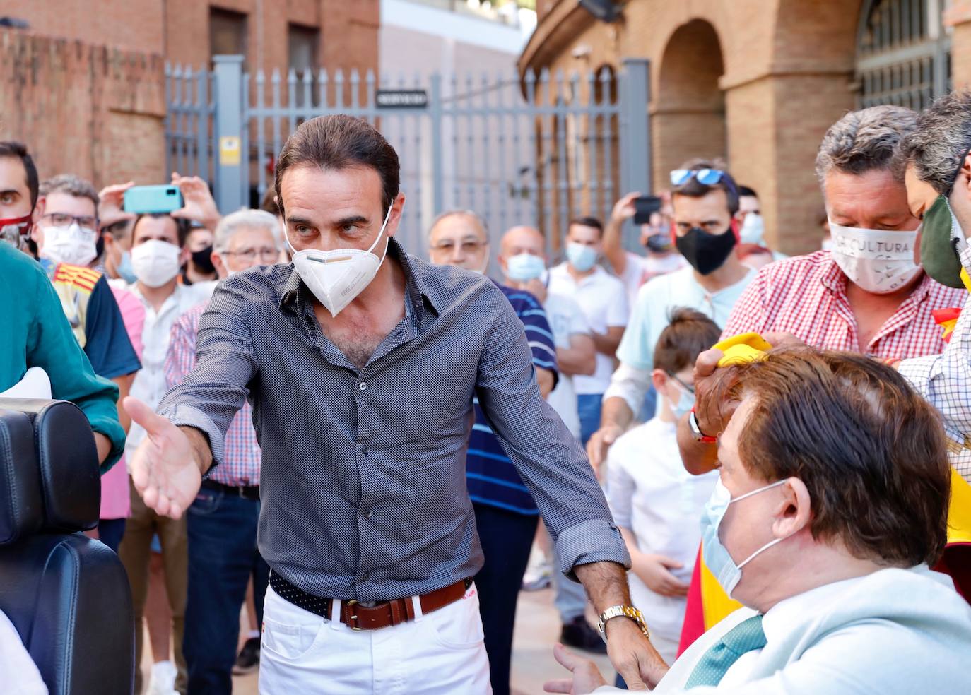 Varios centenares de personas se han concentrado esta tarde frente a la plaza de Toros, arropadas por toreros como Enrique Ponce, Vicente Barrera, El Soro, Román y Jesús Duque