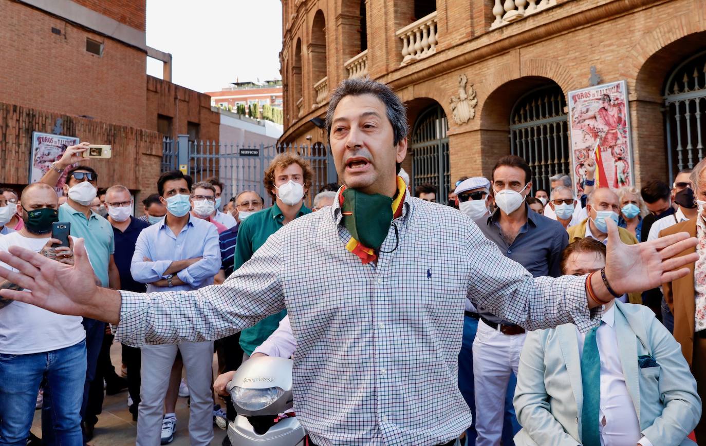 Varios centenares de personas se han concentrado esta tarde frente a la plaza de Toros, arropadas por toreros como Enrique Ponce, Vicente Barrera, El Soro, Román y Jesús Duque