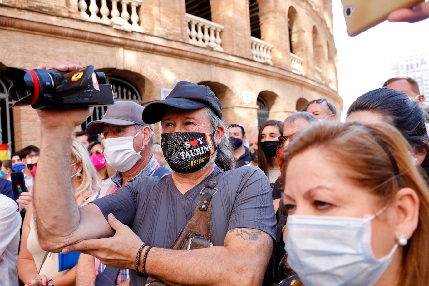 Varios centenares de personas se han concentrado esta tarde frente a la plaza de Toros, arropadas por toreros como Enrique Ponce, Vicente Barrera, El Soro, Román y Jesús Duque