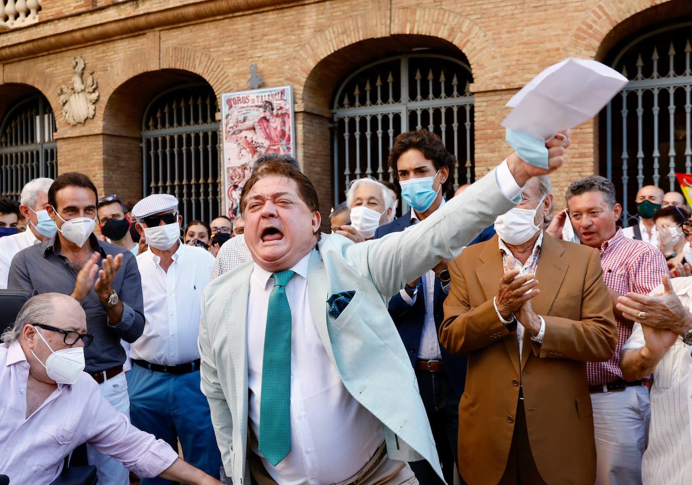 Varios centenares de personas se han concentrado esta tarde frente a la plaza de Toros, arropadas por toreros como Enrique Ponce, Vicente Barrera, El Soro, Román y Jesús Duque